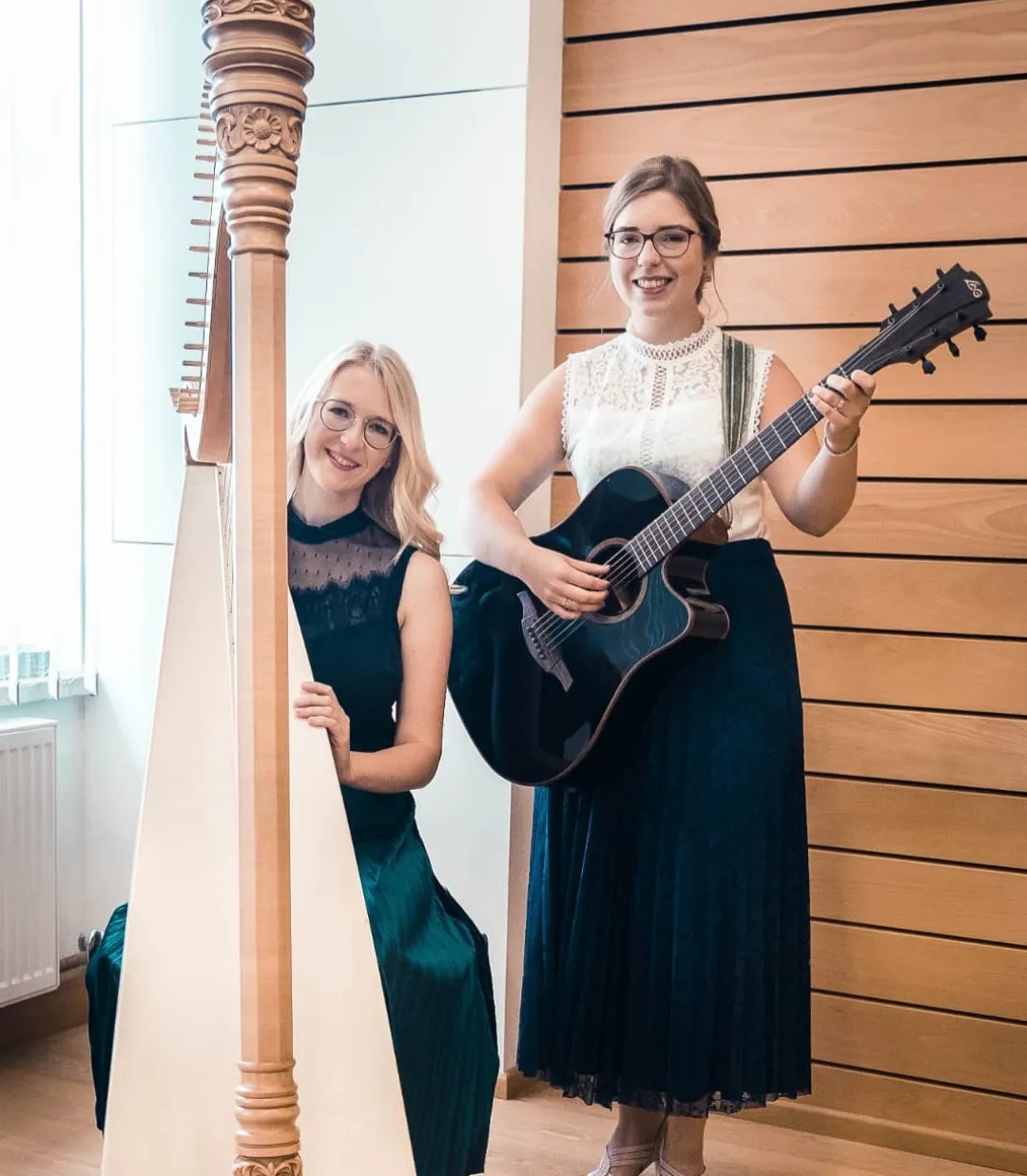 Katharina Wutz mit Harfe und ihre Freundin Nina mit Gitarre bei einer Trauung