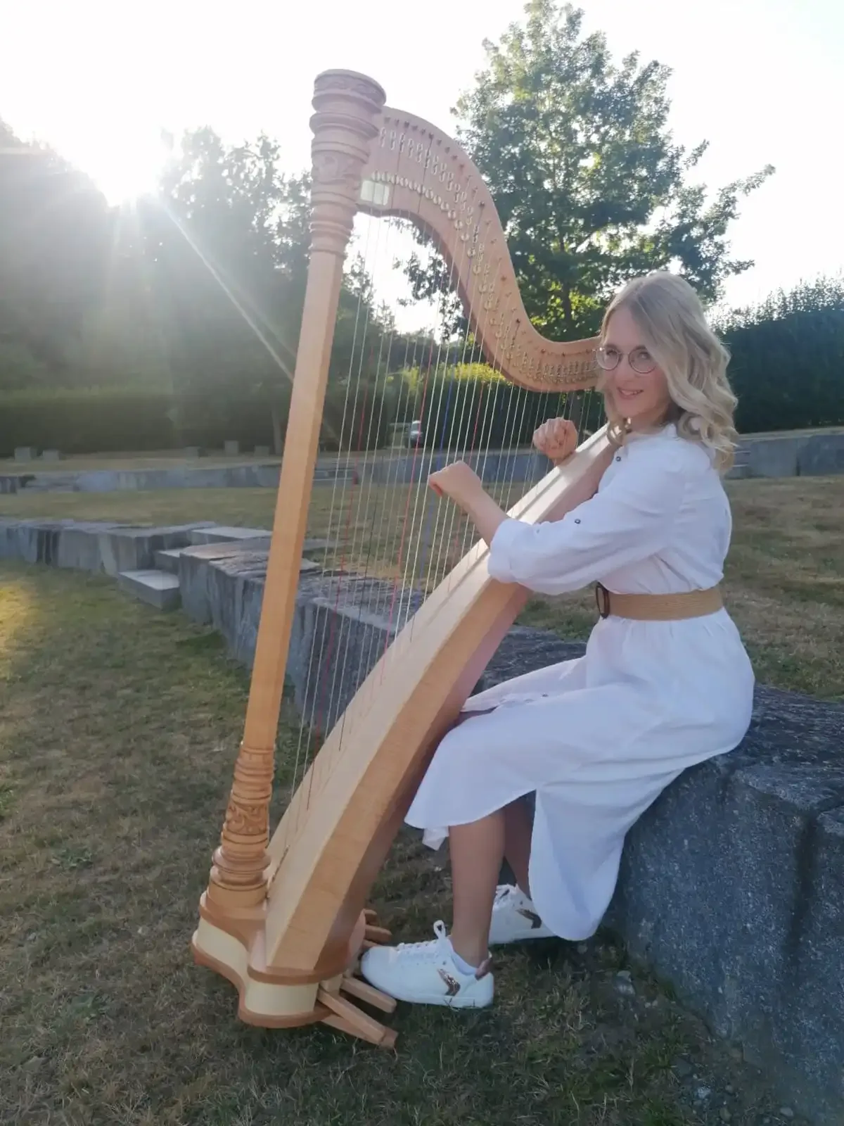 Katharina Wutz spielt im Abendlicht Harfe auf einer Wiese im Landkreis Cham